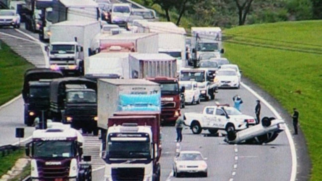 Acidente entre carro e caminhão na Bandeirantes