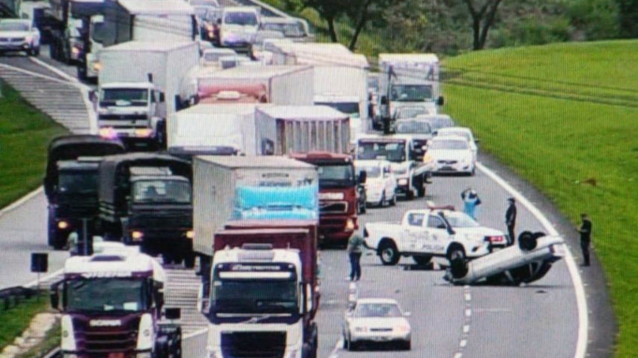 Acidente entre carro e caminhão na Bandeirantes
