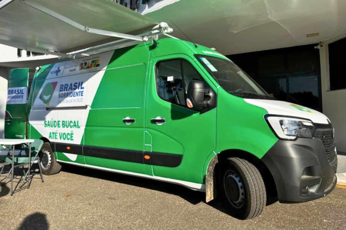 Unidade Odontológica Móvel Itupeva do programa Brasil Sorridente estacionada em frente ao Paço Municipal.