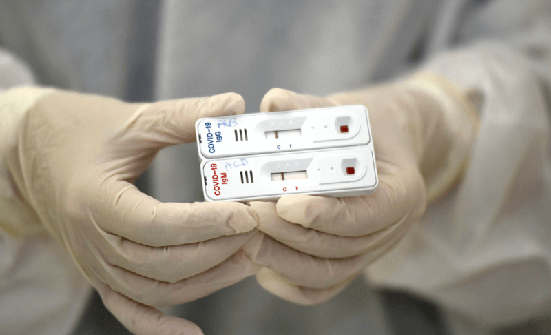 Profissional segura testes rápidos de coronavírus