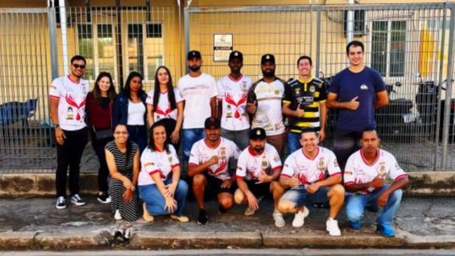 Homens e mulheres posando em foto.