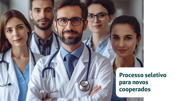 Grupo de médicos sorrindo e olhando para a câmera, usando jalecos brancos e estetoscópios, com texto anunciando processo seletivo para novos cooperados.