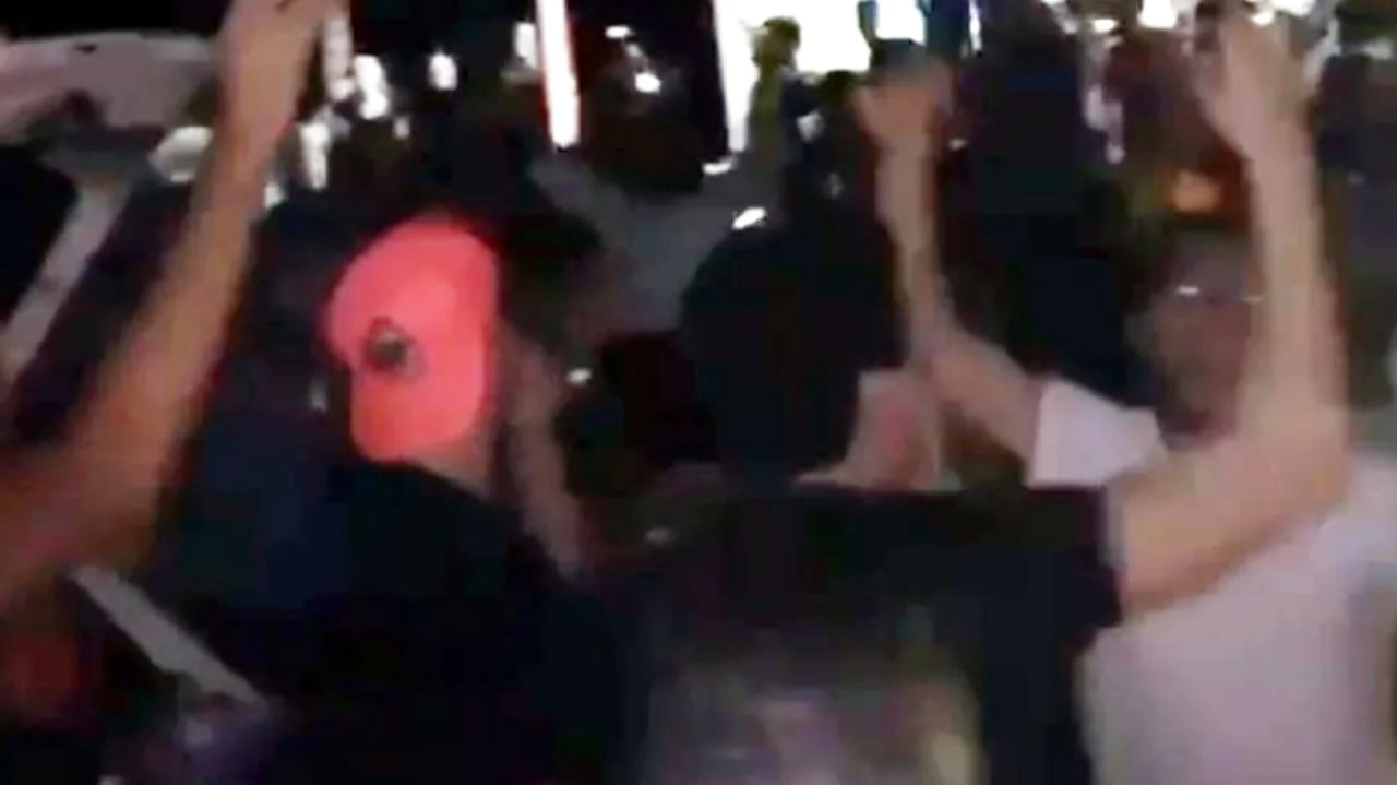 Frame de vídeo de universitários em festa