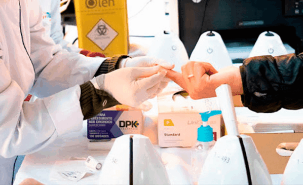 Enfermeira realiza teste rápido de coronavírus