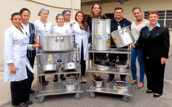 Equipe do HSV recebe a doação de panelas entregue por Ana Bretas, representante da Associação Nany Apple. (Foto: Divulgação)