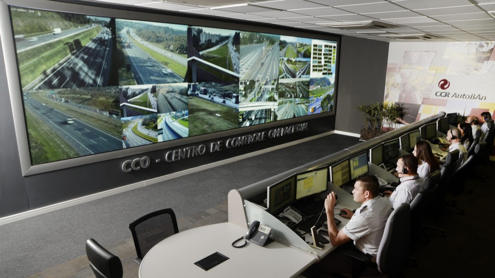 pessoas trabalhando em centro de controle