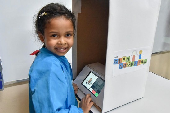 urna-eletronica-alunos-da-emeb-cleo-nogueira_jundiai-compressed