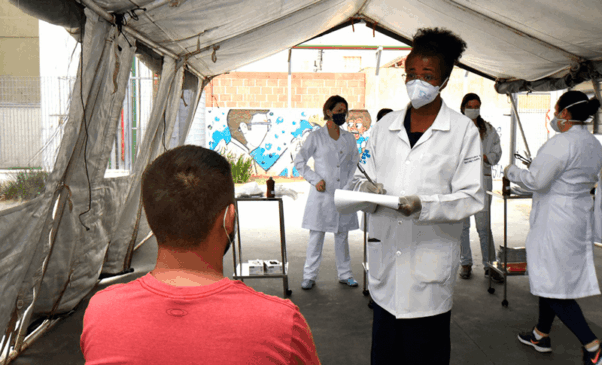 Enfermeira da Unidade Sentinela presta atendimento a jovem