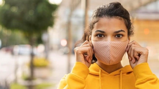 Mulher usando máscara