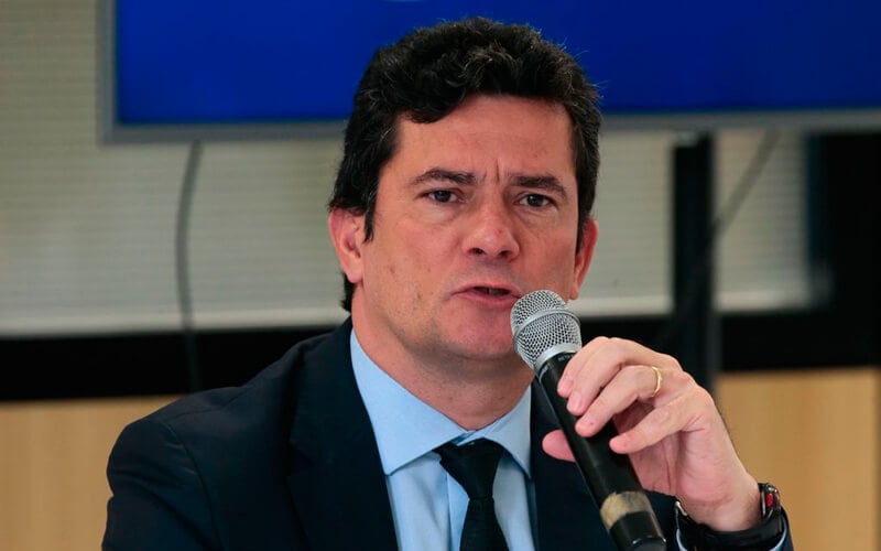 Sérgio Moro com microfone na mão