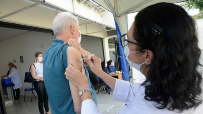 vacina-em-idoso-multivacinação