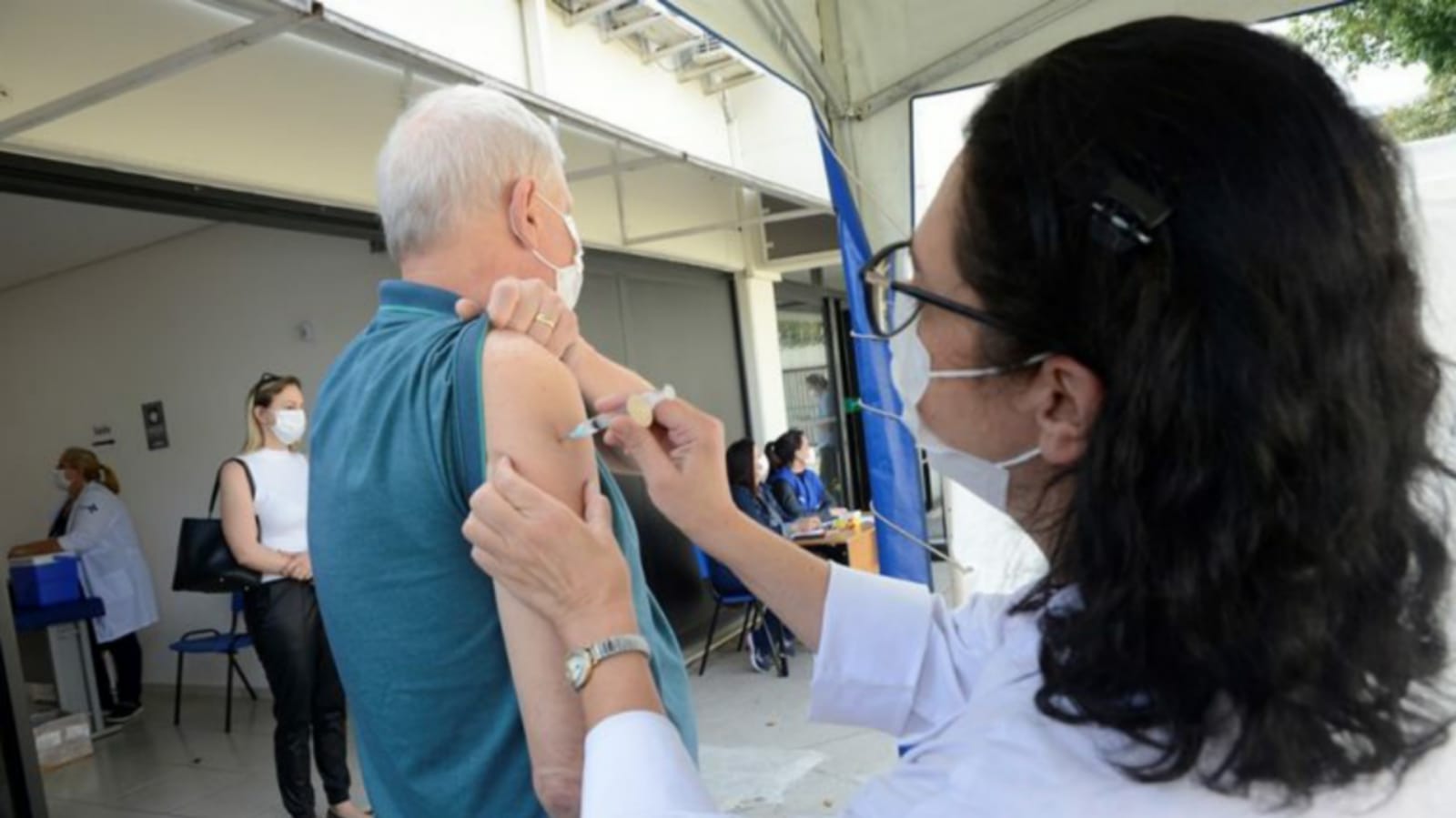 vacina-em-idoso-multivacinação