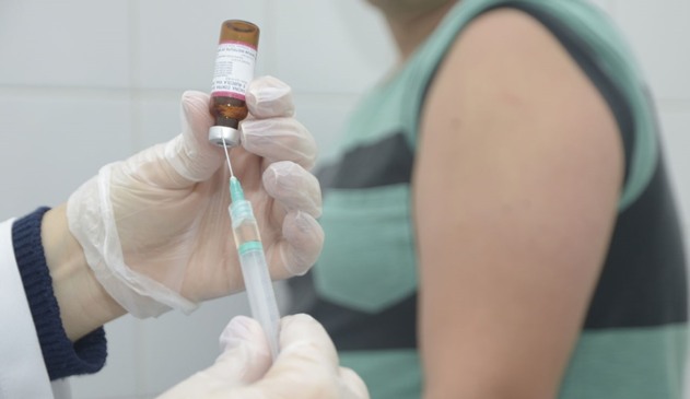 Pessoa sendo vacinada