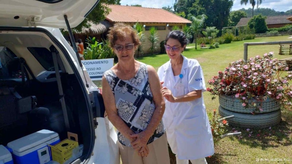 Vacinação em idosa.
