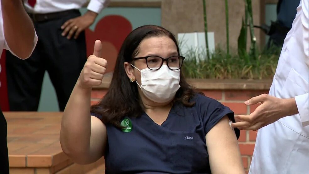 Enfermeira recebe vacina no HC da Unicamp. (Foto: Divulgação)