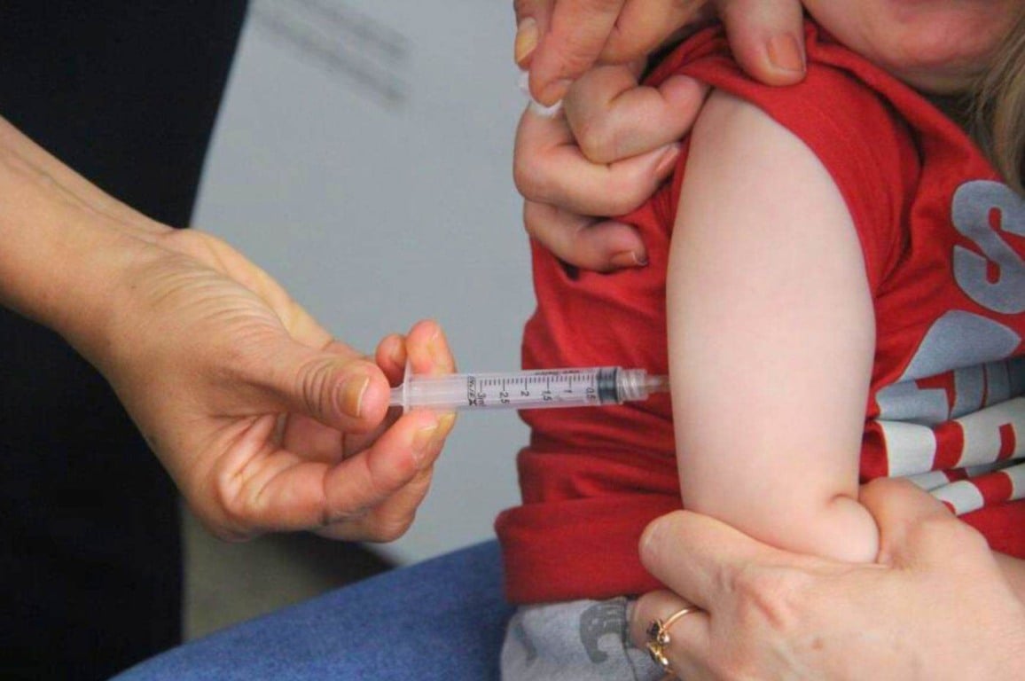 Criança em dia de vacinação contra dengue em Campo Limpo Paulista