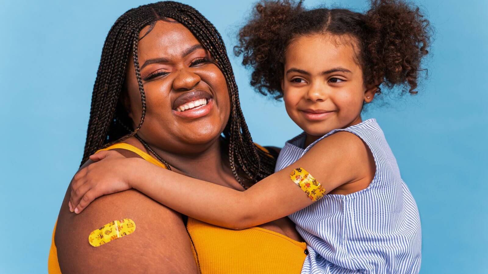 Mãe e filha com curativo de vacinação nos braços