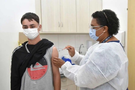 Jovem tomando vacina contra Covid19