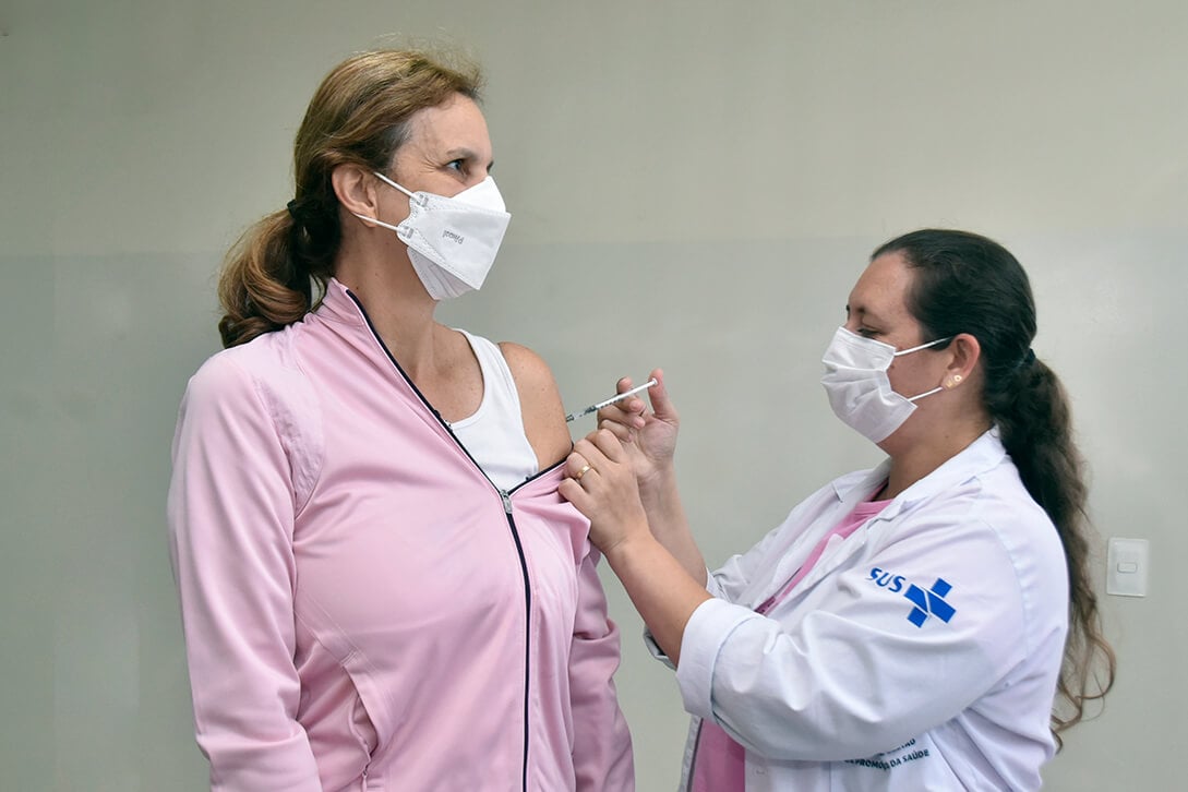 Maria Marta Zaparolli tomou as duas vacinas disponíveis no mesmo dia