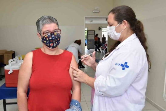 Senhora recebendo vacina em Jundiaí