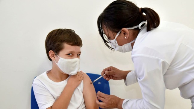 Criança sendo vacinada