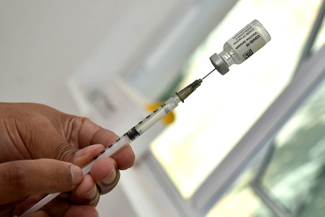 Vacinação para idosos com 60 anos ou mais terá agendamento para drive-thru e aplicação sem agendamento em UBS