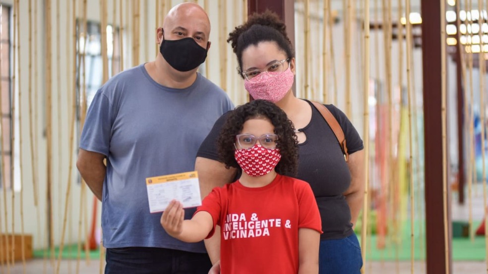 Jundiaí: Pais levam filhos para se vacinar na manhã deste sábado (12)