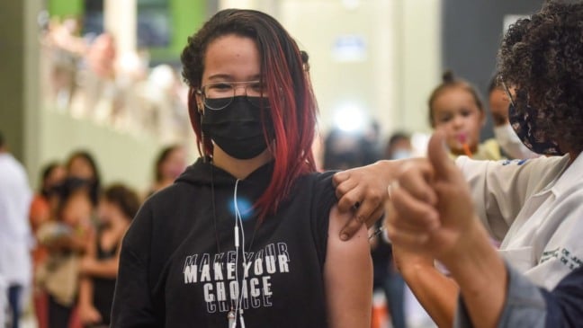 Jovem sendo vacinada contra Covid em Jundiaí