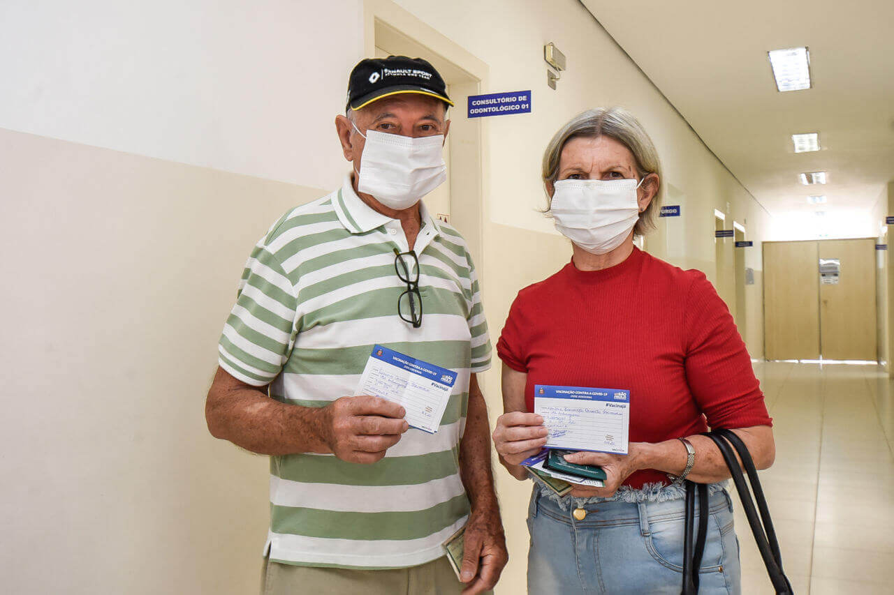 Idosos tomam a terceira dose da vacina contra covid19 em Jundiaí