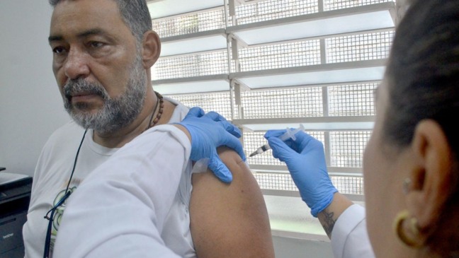 Homem sendo vacinado em UBS de Várzea Paulista