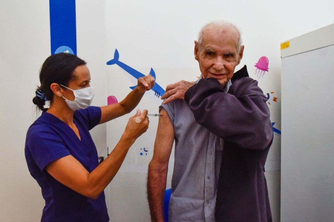 Idoso recebe vacina da gripe em UBS de Jundiaí