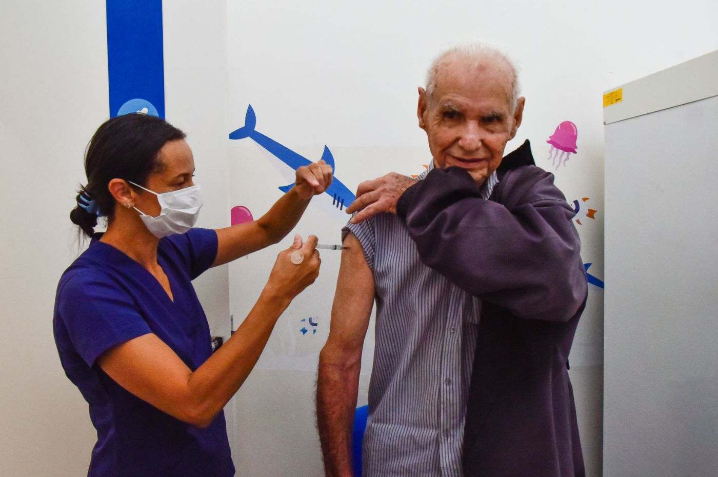 Idoso recebe vacina da gripe em UBS de Jundiaí