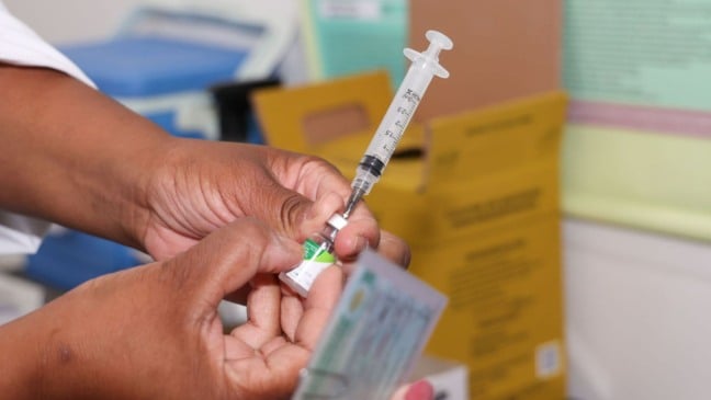 Profissional de saúde prepara seringa com vacina durante ação de imunização em Jundiaí.