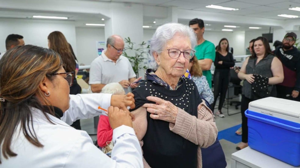 Aplicação de vacina da gripe.