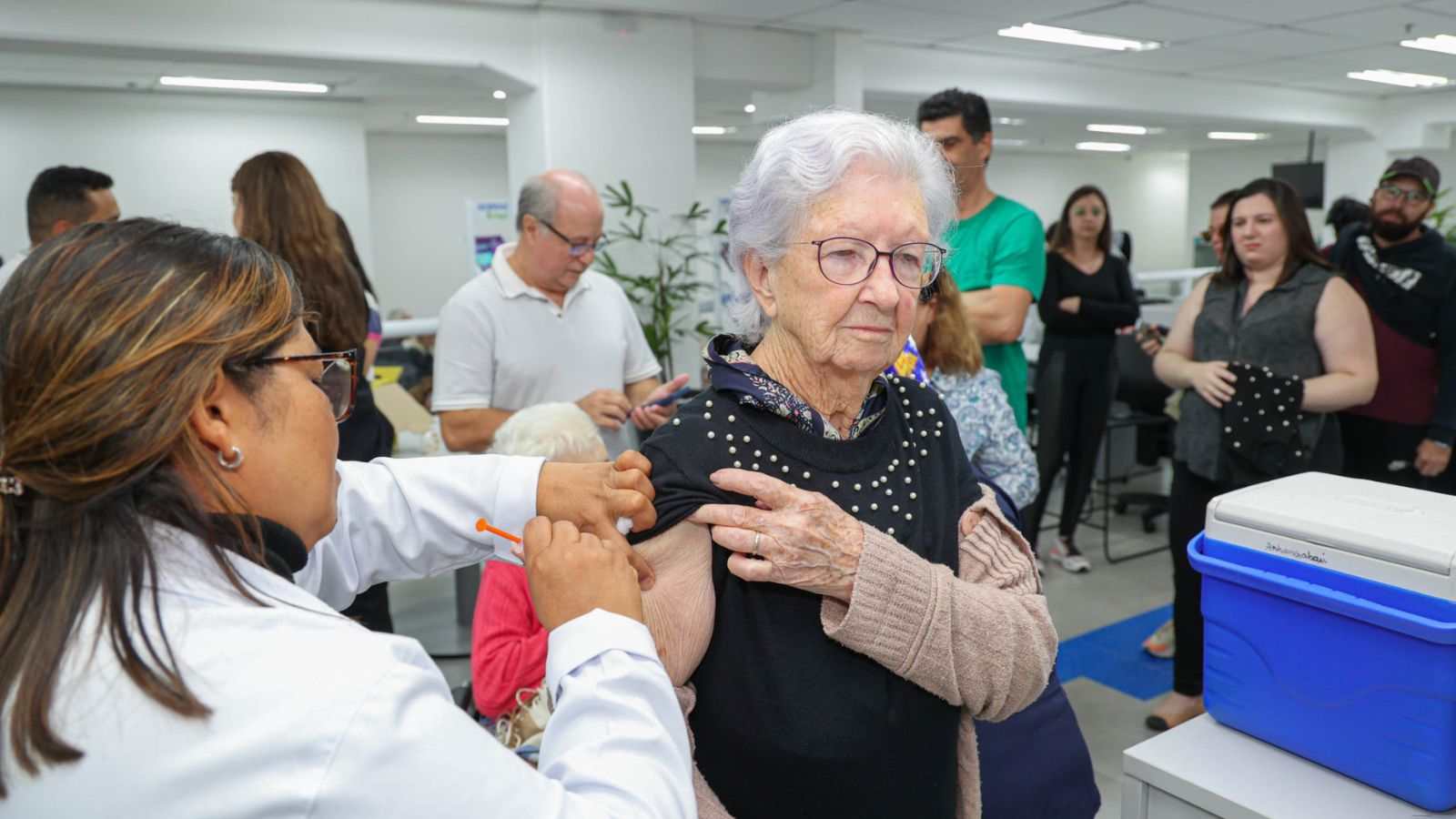 Aplicação de vacina da gripe.