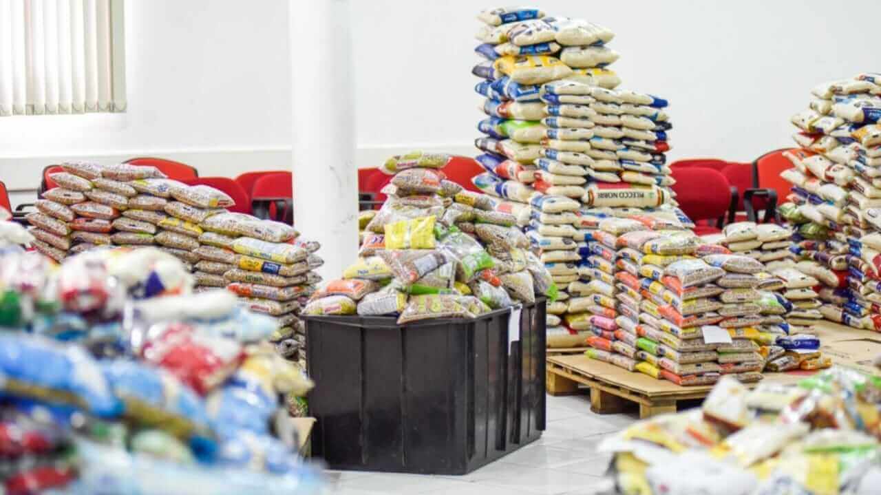 Doação de alimentos para a campanha de Vacinação Solidária