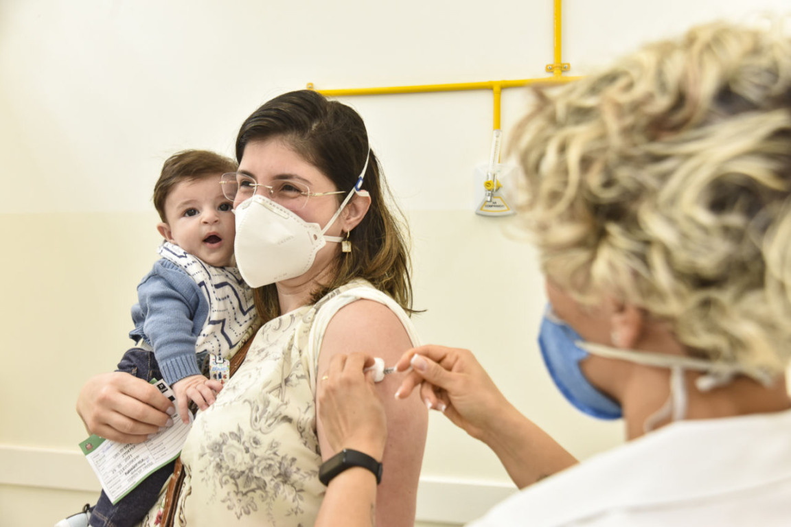 Senado aprova projeto que inclui lactantes no grupo prioritário da vacinação contra a Covid-19