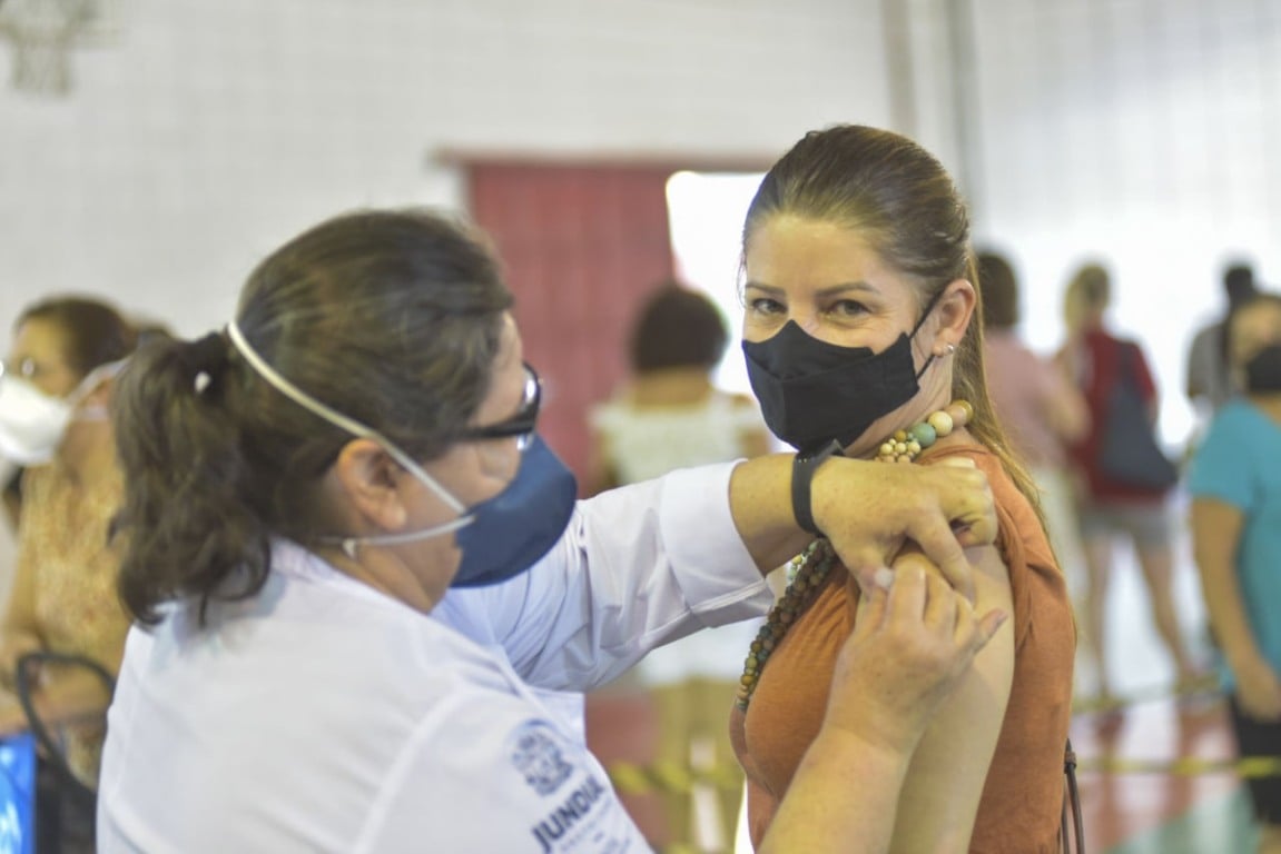 Profissionais de educação são vacinados contra Covid nesta segunda (12), em Jundiaí Profissionais de educação são vacinados contra Covid nesta segunda (12), em Jundiaí