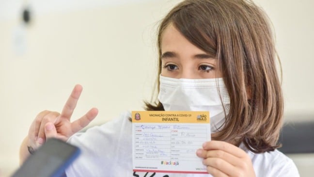 Criança com carteira de vacinação