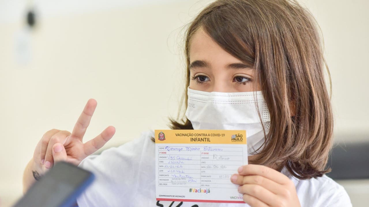 Criança com carteira de vacinação