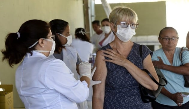 Idosas sendo vacinadas por enfermeiras