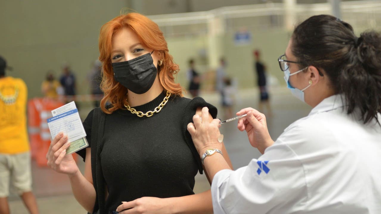 mulher sendo vacinada