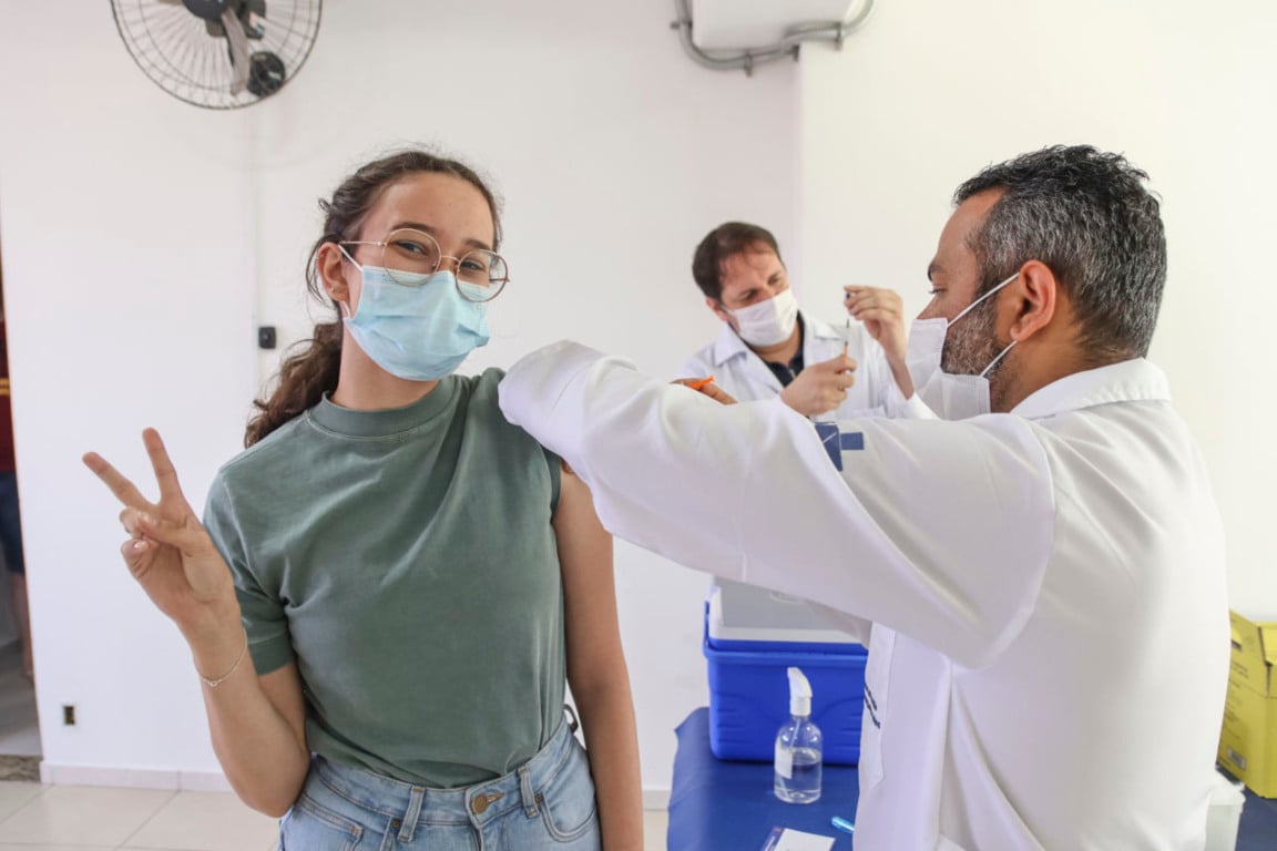 Jovem sendo vacinada contra Covid em Jundiaí