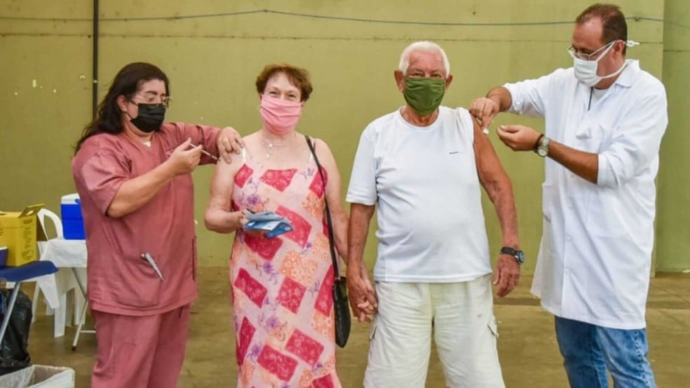 Casal de Idosos de mãos dadas tomando vacina