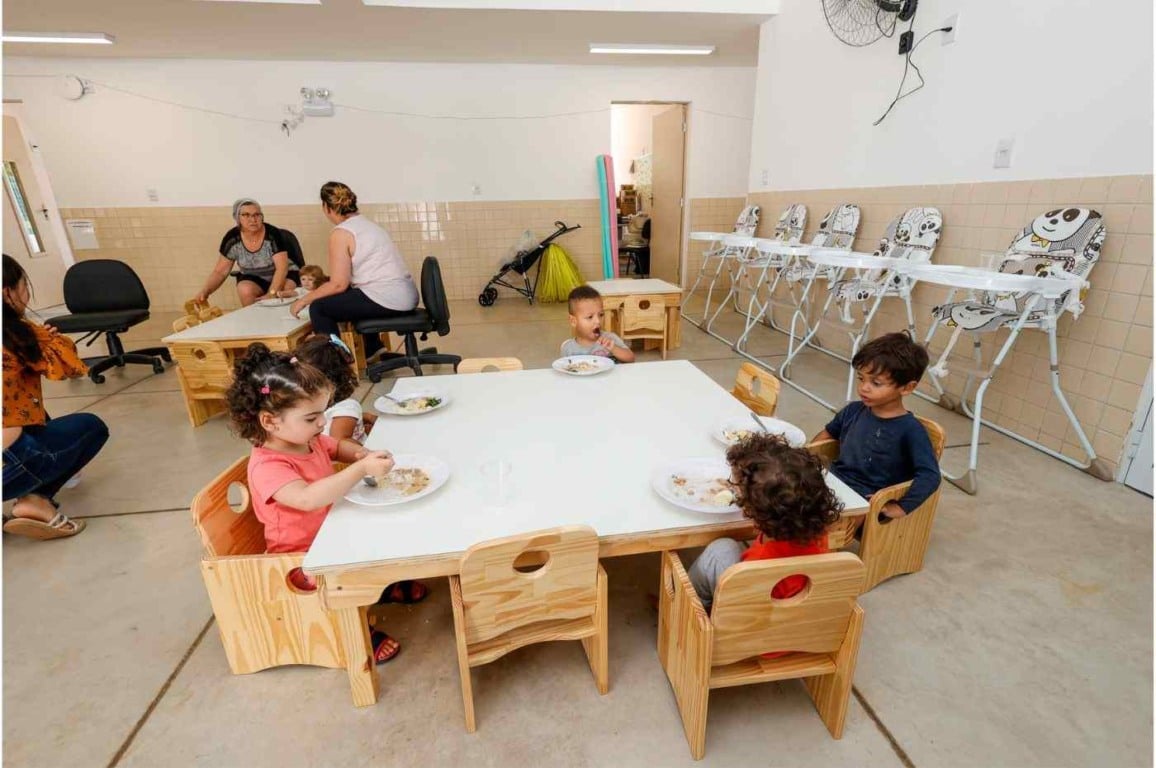 Alunos pequenos almoçando em sala de creche, mostrando a ampliação de vagas nas creches de Jundiaí com reformas e novas obras Alunos pequenos almoçando em sala de creche, mostrando a ampliação de vagas nas creches de Jundiaí com reformas e novas obras