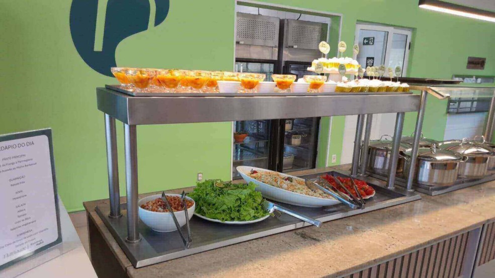 Buffet de saladas e sobremesas em restaurante, com cardápio do dia exposto, destacando ambiente moderno e organizado. Buffet de saladas e sobremesas em restaurante, com cardápio do dia exposto, destacando ambiente moderno e organizado.