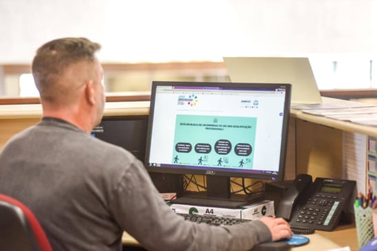 Homem com o portal Jundiaí empreendedora aberto no computador