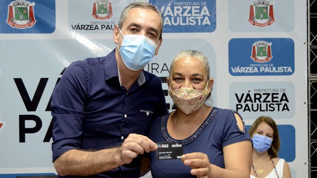 Prefeitura de Várzea Paulista realiza entrega de cartões do benefício Vale Gás Prefeitura de Várzea Paulista realiza entrega de cartões do benefício Vale Gás