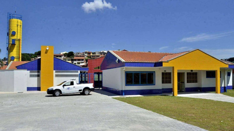 Prédio colorido de creche municipal de Várzea Paulista