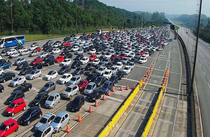 Milhares de veículos descem para o litoral paulista. (Foto: Divulgação)